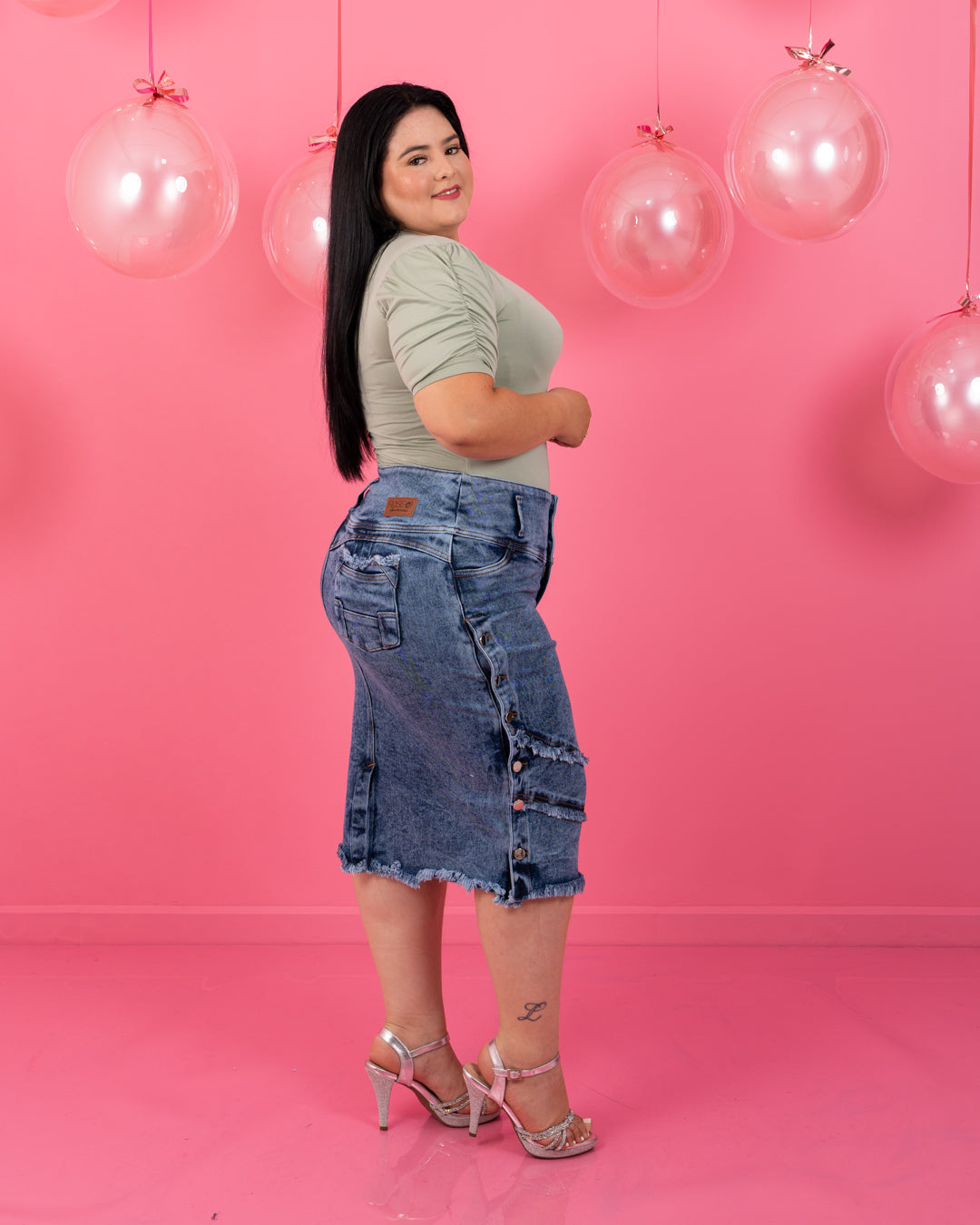 FALDA JEANS 3/4 PLUS BOTONES AL LADO