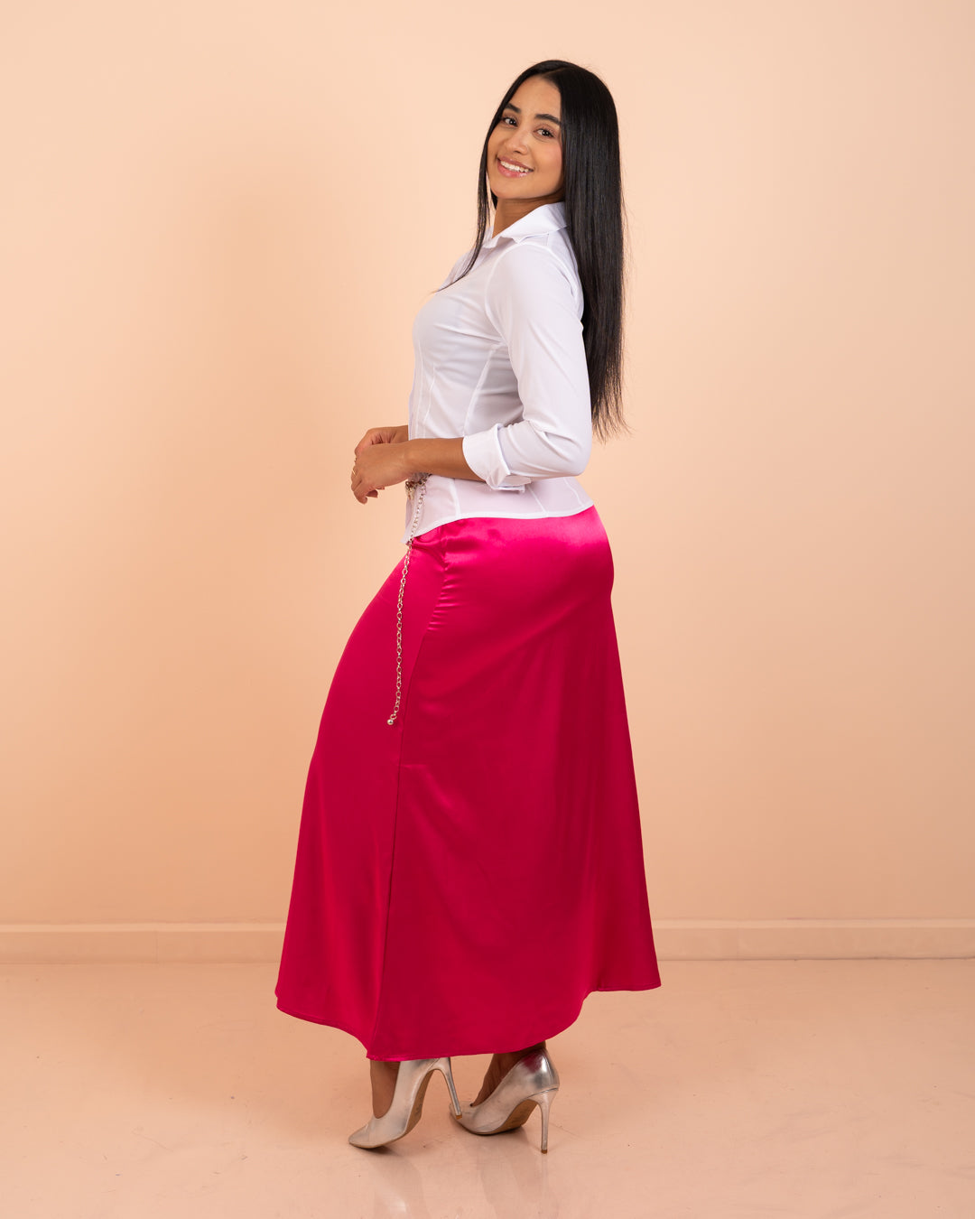 Vista lateral de la falda cristiana de satín ref. 3069 en fucsia