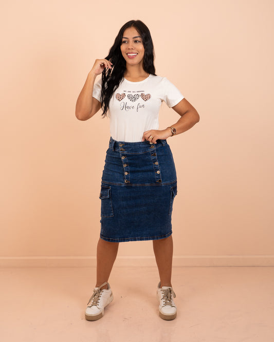 Falda jeans 3/4 cargo con botones ref. 3859 en tono oscuro, ropa cristiana femenina