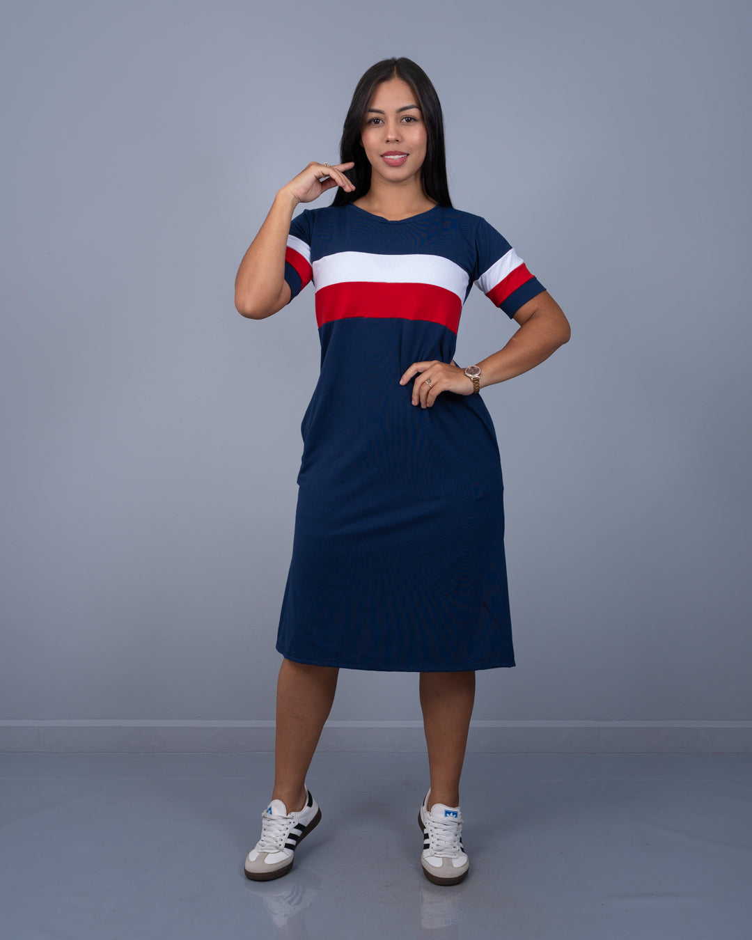Vestido 3/4 Deportivo Tela Burda ref. 3947 en azul turquí con rojo, ropa cristiana femenina