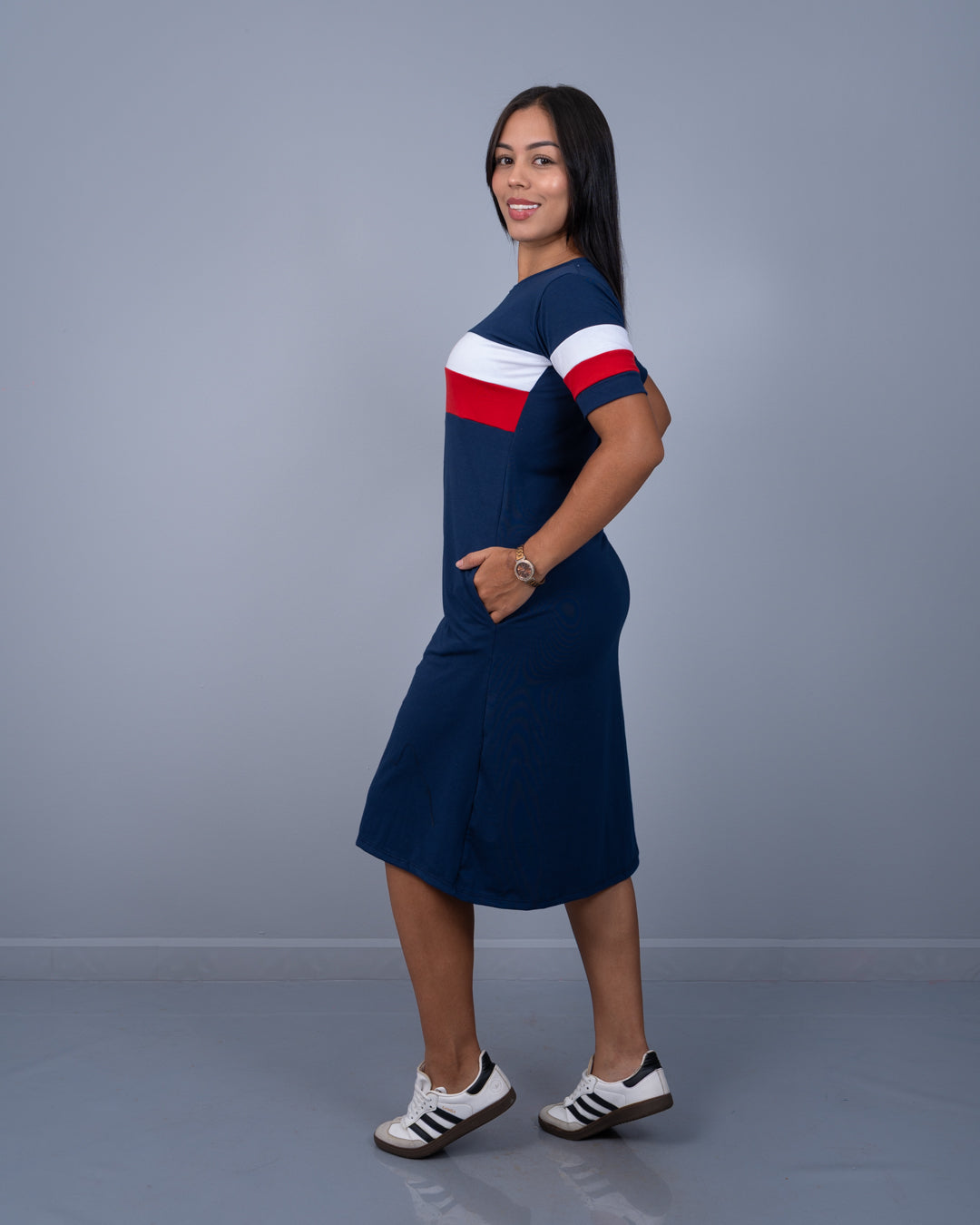 Vestido 3/4 Deportivo Tela Burda ref. 3947 en azul turquí con rojo, ropa cristiana femenina